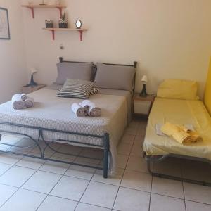 Postel nebo postele na pokoji v ubytování Stelios apartment 1 + 4 fotografie