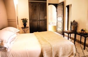 Ein Bett oder Betten in einem Zimmer der Unterkunft Marrakech Riads, Angsana Heritage Collection