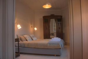 a bedroom with a bed with a large mirror at Douro Bay House in Riba Douro