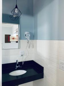 bagno con lavandino e asciugacapelli. di Santo Antônio Hotel Ltda ad Angatuba Altre 6 foto