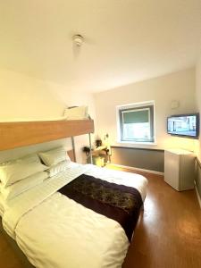 Postel nebo postele na pokoji v ubytování Cambridge Hotel Bradford Central