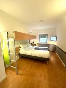 Postel nebo postele na pokoji v ubytování Cambridge Hotel Bradford Central