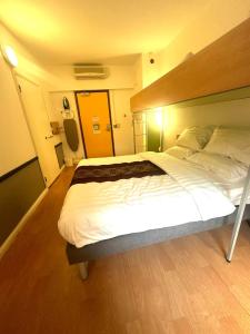 Postel nebo postele na pokoji v ubytování Cambridge Hotel Bradford Central + 2 fotografie