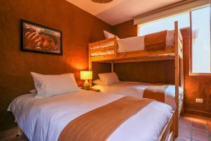 Dos camas en una habitación con dos literas. en Amazing 2BR House in Valle Sagrado, en Urubamba 32 fotos más