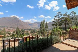 un balcón con vista a las montañas en Amazing 2BR House in Valle Sagrado, en Urubamba