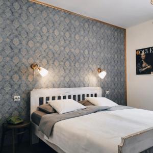 Un dormitorio con una cama con dos lámparas en la pared. en Apartments Miss Katy, en Zagreb 16 fotos más