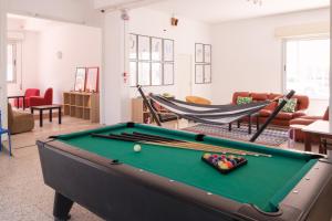 Biliár nebo kulečník v ubytování Meet Hostel Cervia