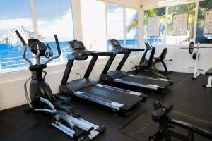 Grand Decameron Montego Beach, A Trademark All-Inclusive Resortにあるフィットネスセンターまたはフィットネス設備