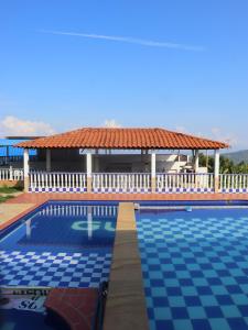 Piscina de la sau aproape de Finca Vacacional Guanani