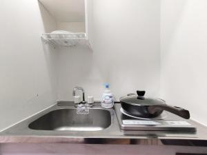 un lavello con pentola e padella sopra di D12新宿最中心 两室 新大久保站5分-2 rooms Shinjuku center 5 mins to ST Max 4P 新宿 涉谷 表参道 池袋 上野 代代木 银座 原宿 a Tokyo Altre 7 foto