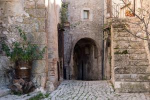 Fotografie z fotogalerie ubytování La Bifora e Le Lune Vico sotto gli archi 5 v destinaci Santo Stefano di Sessanio