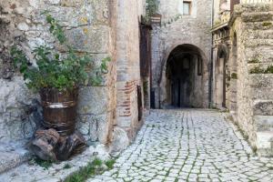 Fotografie z fotogalerie ubytování La Bifora e Le Lune Vico sotto gli archi 5 v destinaci Santo Stefano di Sessanio