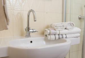 ブレラにあるBrela Center Modern Apartmentの白いバスルーム(シンク、タオル付)