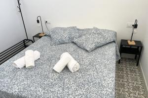 a bedroom with a bed with two towels on it at Agoodplan Aitana Playa El Palmar in El Palmar