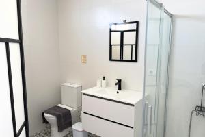 a white bathroom with a sink and a toilet at Agoodplan Aitana Playa El Palmar in El Palmar +22 photos