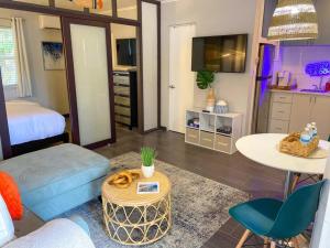 Μια τηλεόραση ή/και κέντρο ψυχαγωγίας στο Cool Breeze Home -steps to the beach with Pool!