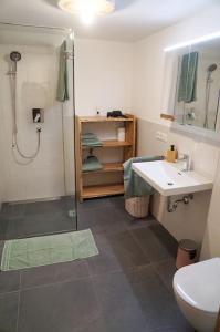 Koupelna v ubytování Wohnung Heuberg im Inntal mit Hot Tube - zentral & ruhig