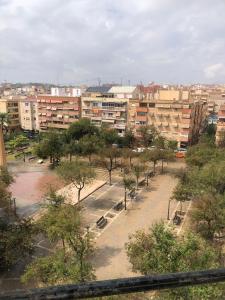 une vue d'une ville avec des arbres et des bâtiments dans l'établissement casa royal alicante, à Alicante 16 autres photos