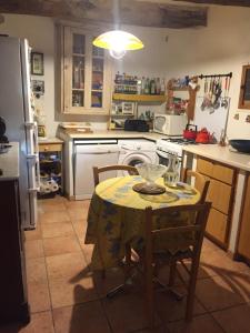 Una cocina o zona de cocina en Maison de village provençale 2 fotos más