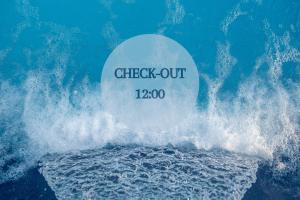 ein Schild, auf dem steht: "Check out in the water" in der Unterkunft Abano Ritz Hotel Terme in Abano Terme