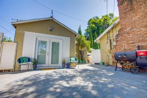 ein Haus mit einer Garage mit Stühlen davor in der Unterkunft Cozy Private Studio in Granada Hills Near CSUN, Universal in Mission Hills
