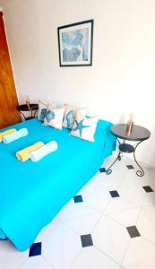 モハカルにあるCasa Ridao-Apartamento con vistas panorámicasの青いベッドとテーブルのある部屋