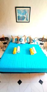 モハカルにあるCasa Ridao-Apartamento con vistas panorámicasのいくつかの枕が置かれた大きな青いソファ