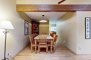 Un comedor con mesa y sillas en Meadow Creek L-5, en Vail