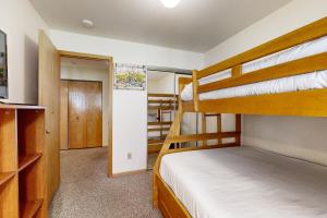 Un dormitorio con dos literas y un armario. en Meadow Creek L-5, en Vail