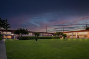 Fotografie z fotogalerie ubytování Red Roof Inn & Conference Center McKinney v destinaci McKinney