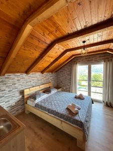 Un dormitorio con una cama en una pared de ladrillos. en Villa Paradise, en Banja Luka