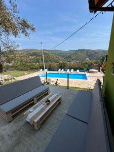 Un patio con un banco y una piscina. en Villa Paradise, en Banja Luka