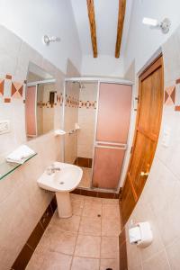 Koupelna v ubytování Hostal El Grial + 37 fotografií