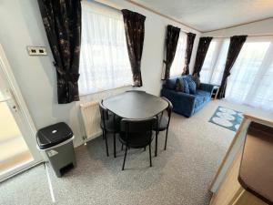 una sala de estar con una mesa y un sofá en 2 Bedroom Caravan NV13, Lower Hyde, Shanklin, Isle of Wight, en Shanklin 14 fotos más