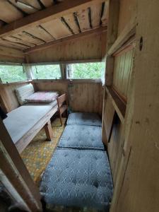 Postel nebo postele na pokoji v ubytování Tree house with private meadow in the middle of the forest