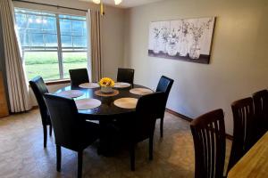 una sala da pranzo con tavolo e sedie di Stewart House with Hot Tub and 3 bedroom a Hammond