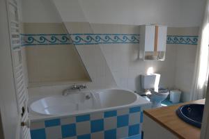 un bagno con vasca, WC e lavandino di La ferme aux Hirondelles, proche Giverny a Fontaine-sous-Jouy Altre 29 foto