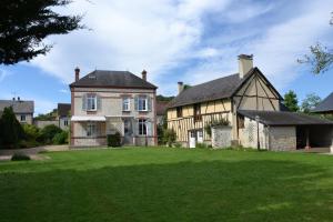 una vecchia casa con un prato verde di La ferme aux Hirondelles, proche Giverny a Fontaine-sous-Jouy