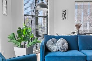 Et opholdsområde på Urban Elegance and Stylish Two Bedroom Apt