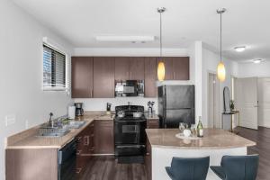 Køkken eller tekøkken på Urban Elegance and Stylish Two Bedroom Apt