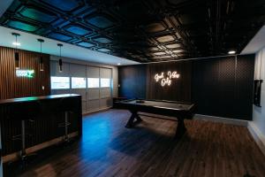 une pièce avec une table de billard au milieu dans l'établissement Alpine 5BR Chalet 6 min Away to SKI, à Windham