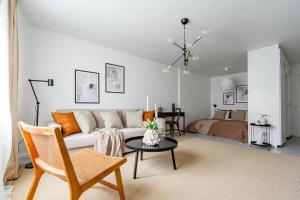 En sittgrupp på Budget-friendly studio on Södermalm, construction work