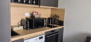 Kuchyň nebo kuchyňský kout v ubytování Apartmenthaus Oborishte - 17