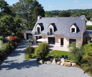 - une vue aérienne sur une maison avec allée dans l'établissement Villa Kerleven- 150m plage - Spa intérieur-piscine, à La Forêt-Fouesnant