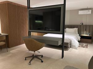 Uma TV ou centro de entretenimento em Jade Hotel Brasília