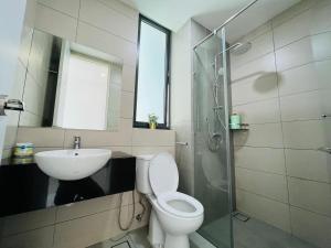 Koupelna v ubytování ELYSIA-Near Gleaneagles & Legoland-2RB WarmQ Suite Max7pax-WaterDispenser