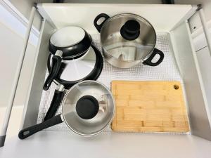 Příslušenství pro přípravu čaje a kávy v ubytování ELYSIA-Near Gleaneagles & Legoland-2RB WarmQ Suite Max7pax-WaterDispenser