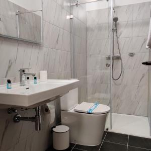 Koupelna v ubytování Kyiv Honchara Hotel + 12 fotografií