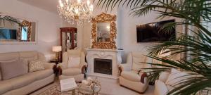 Telewizja i/lub zestaw kina domowego w obiekcie Casa Victoria garden con Jacuzzi y piscina