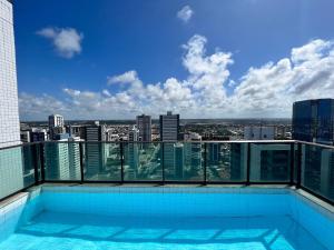 Bazén v ubytování Golden Shopping Boa Viagem Recife por Yolo nebo v jeho okolí